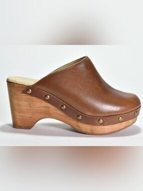 Five worlds by Cordani Women's Tan Leather Clog Mules with Stud Accents NWOT. 6